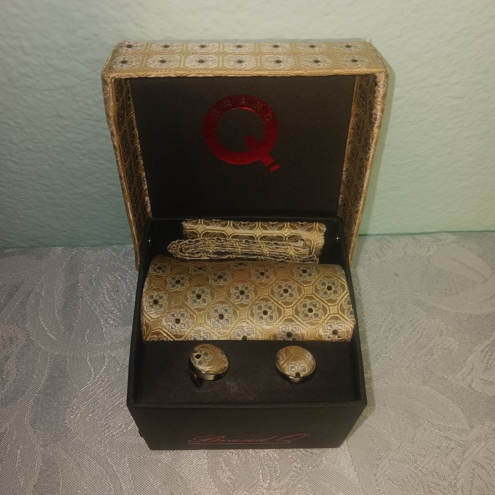 This is a New In Box Q Brand Matching Tie/Cufflink/Pocket Square Set